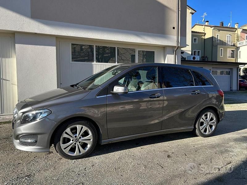 Usata Mercedes B180 109 CV (80 kW) 2017 Grigio Utilitaria