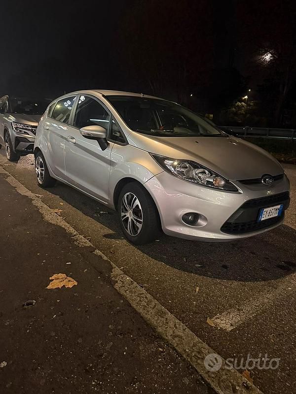 Usata Ford Fiesta 95 CV (69 kW) 2011 Grigio Berlina
