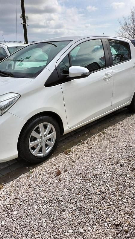 Usata Toyota Yaris Lounge 90 CV (66 kW) 2012 Bianco Berlina