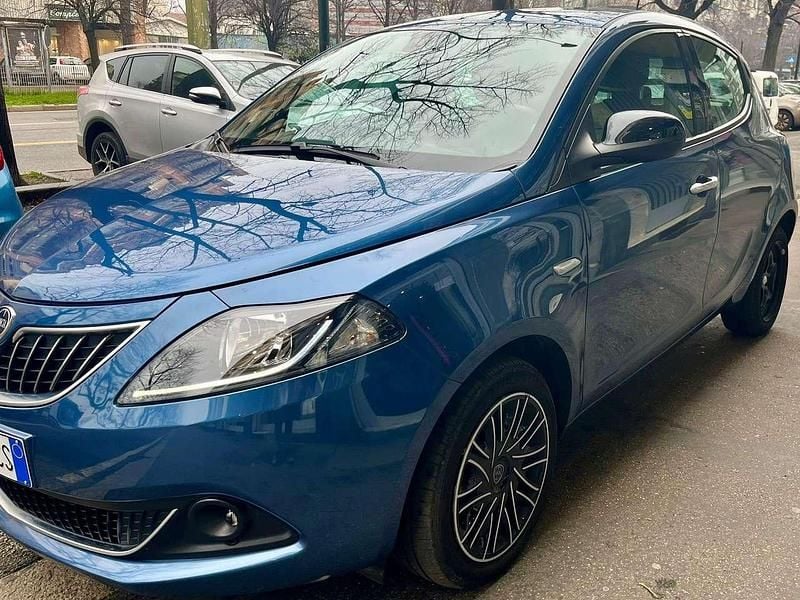 Usata Lancia Ypsilon Gold 69 CV (50 kW) 2023 Blu/azzurro Utilitaria