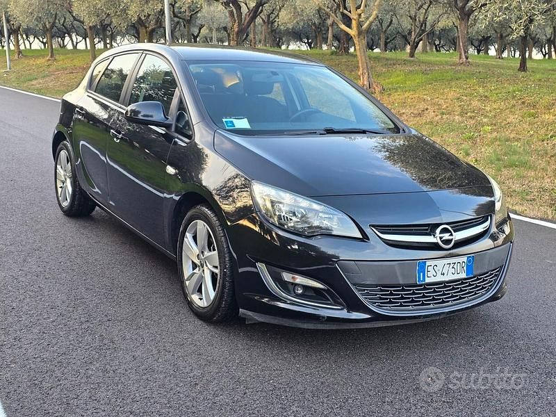Usata Opel Astra 101 CV (74 kW) 2013 Nero Berlina