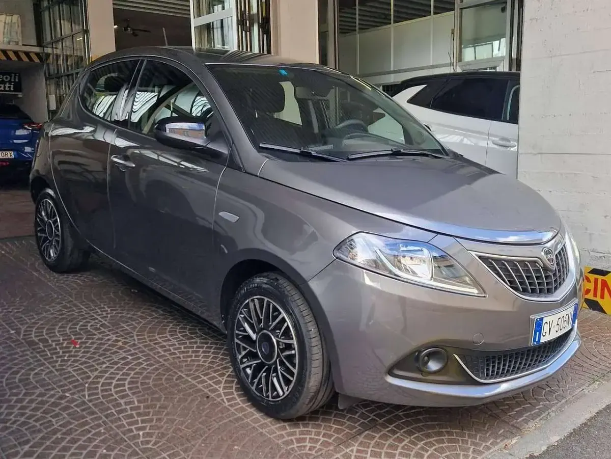 Usata Lancia Ypsilon 69 CV (50 kW) 2024 Grigio Utilitaria