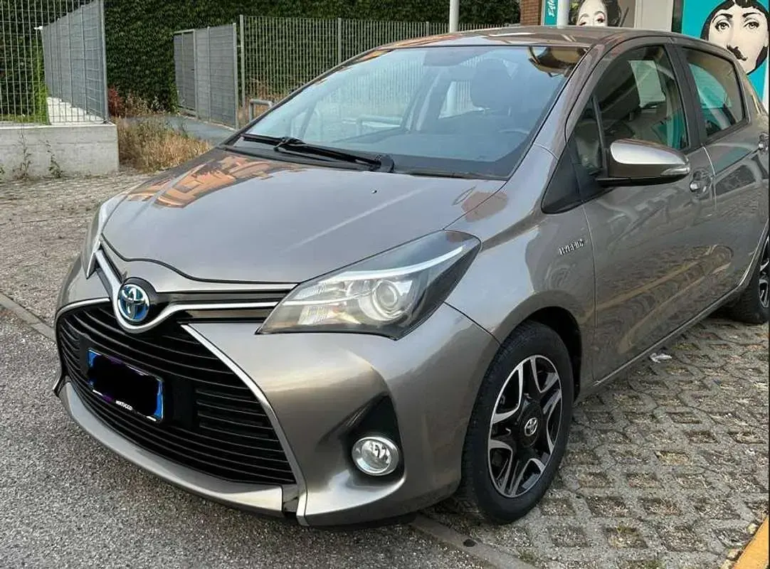 Usata Toyota Yaris Hybrid Active 75 CV (55 kW) 2015 Bronzo Berlina