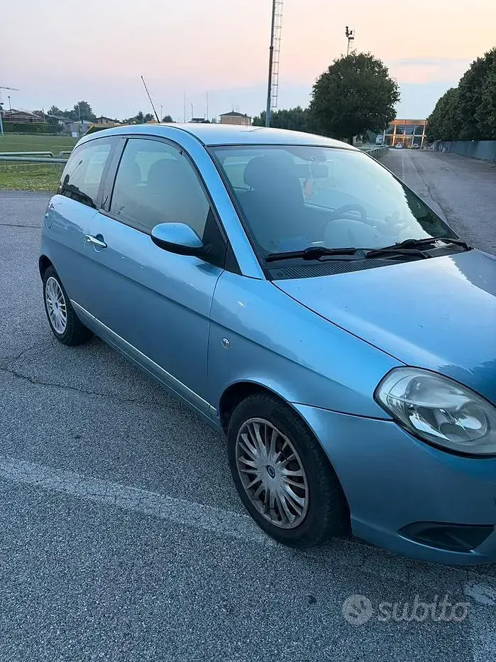 Usata Lancia Ypsilon 75 CV (55 kW) 2006 Bluazzurro Utilitaria