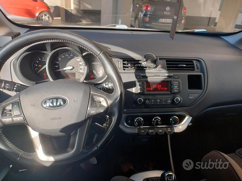Usata Kia Rio 75 CV (55 kW) 2014 Grigio Berlina