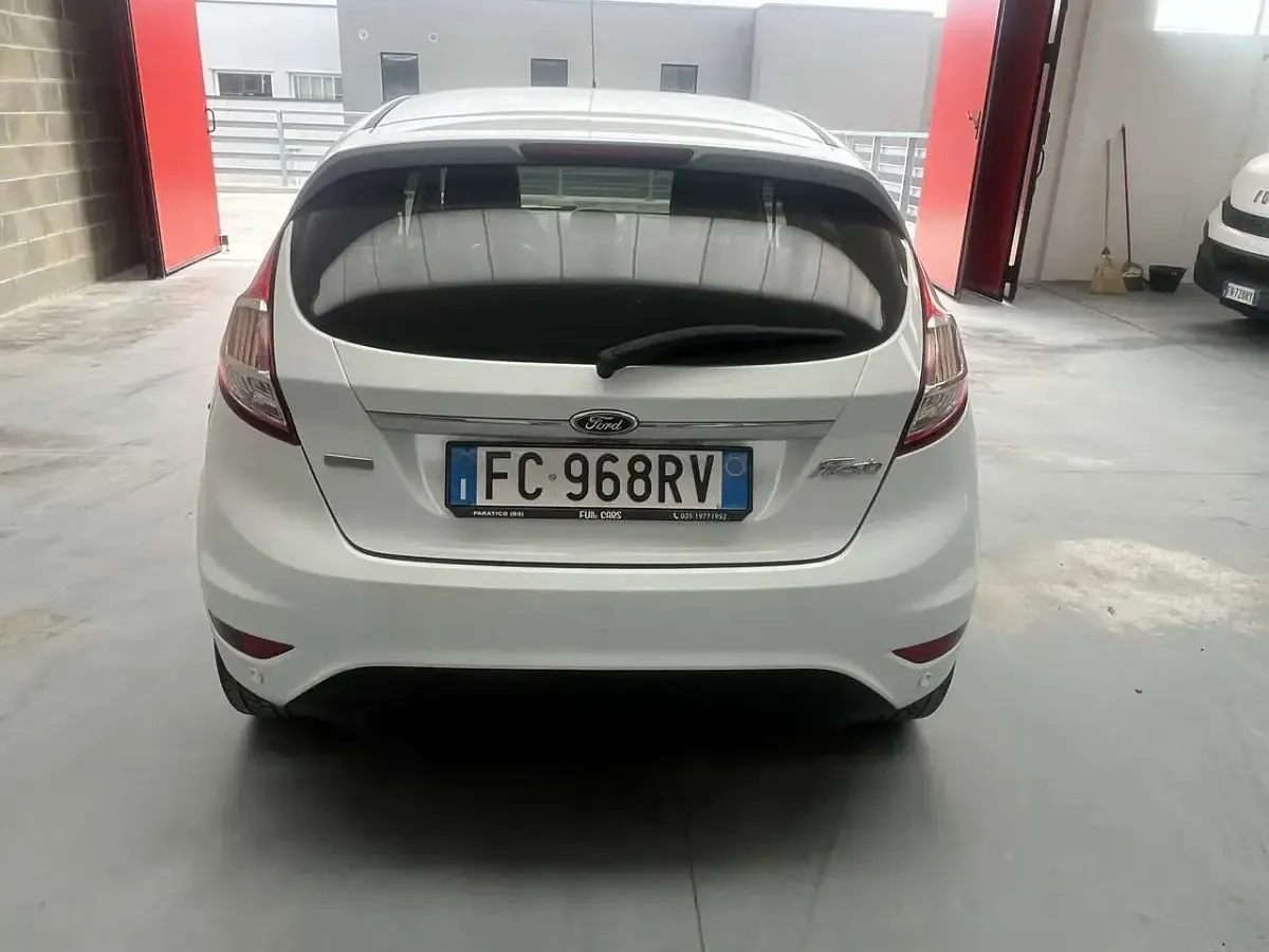 Usata Ford Fiesta 101 CV (74 kW) 2016 Bianco Utilitaria