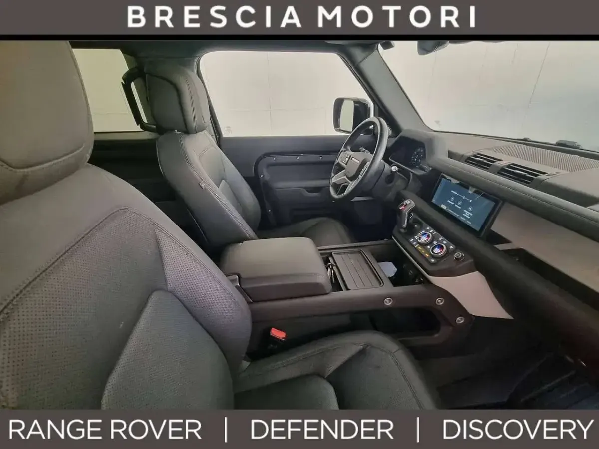 Usata Land Rover Defender SE 249 CV (183 kW) 2024 Santorini black SUV