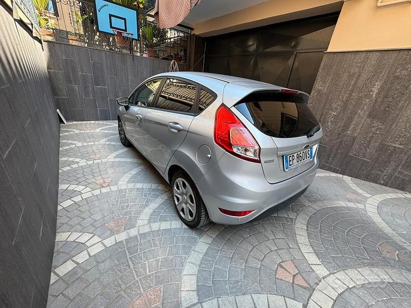 Usata Ford Fiesta Titanium 90 CV (66 kW) 2013 Grigio Utilitaria