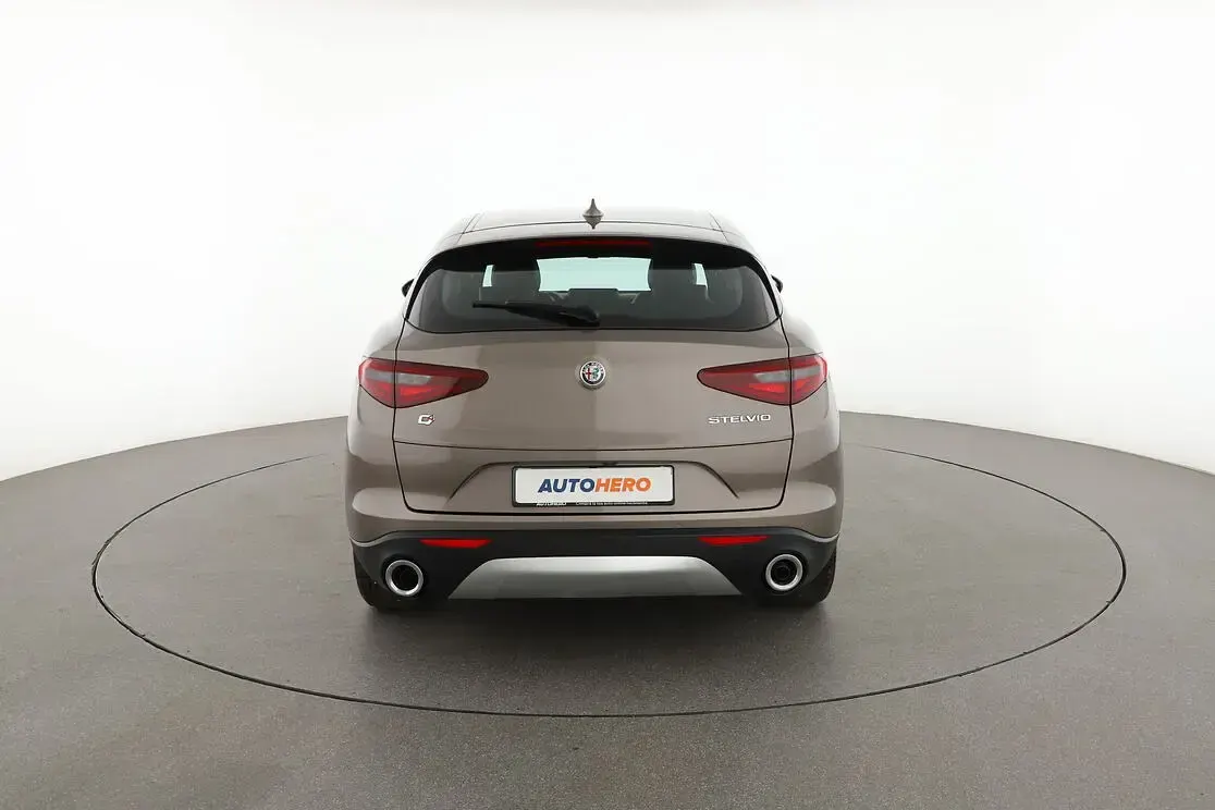 Usata Alfa Romeo Stelvio Executive 210 CV (154 kW) 2018 Grigio SUV