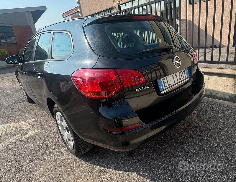 Usata Opel Astra 110 CV (80 kW) 2010 Nero Station wagon