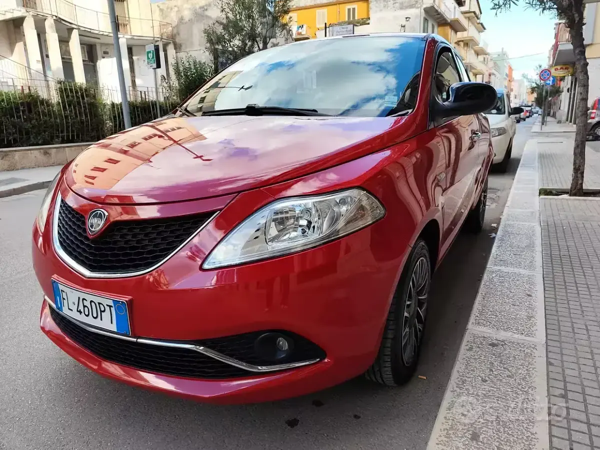 Usata Lancia Ypsilon Gold 95 CV (69 kW) 2017 Rosso Utilitaria