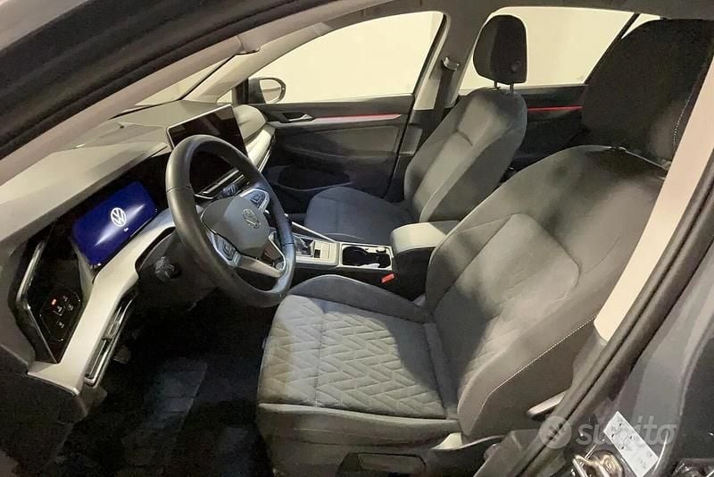 Usata VW Golf VIII Life 115 CV (84 kW) 2025 Grigio Berlina