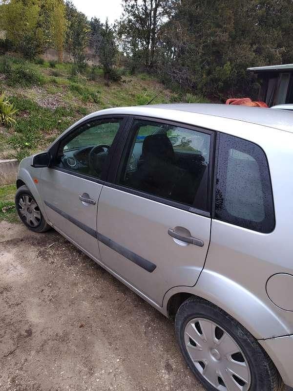 Usata Ford Fiesta Ghia 68 CV (50 kW) 2006 Grigio Berlina