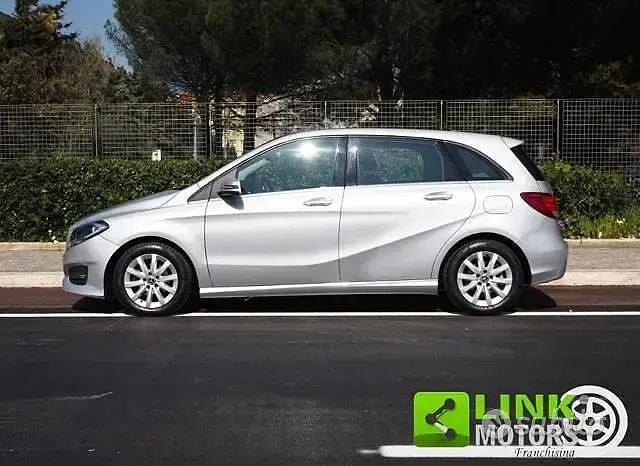 Usata Mercedes B180 109 CV (80 kW) 2018 Argento Utilitaria