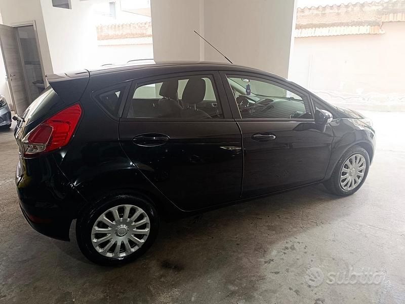 Usata Ford Fiesta 75 CV (55 kW) 2015 Nero Berlina