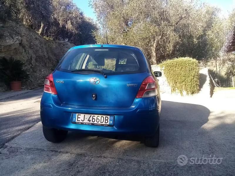 Gebraucht Toyota Yaris 101 PS (74 kW) 2011 Blau Limousine
