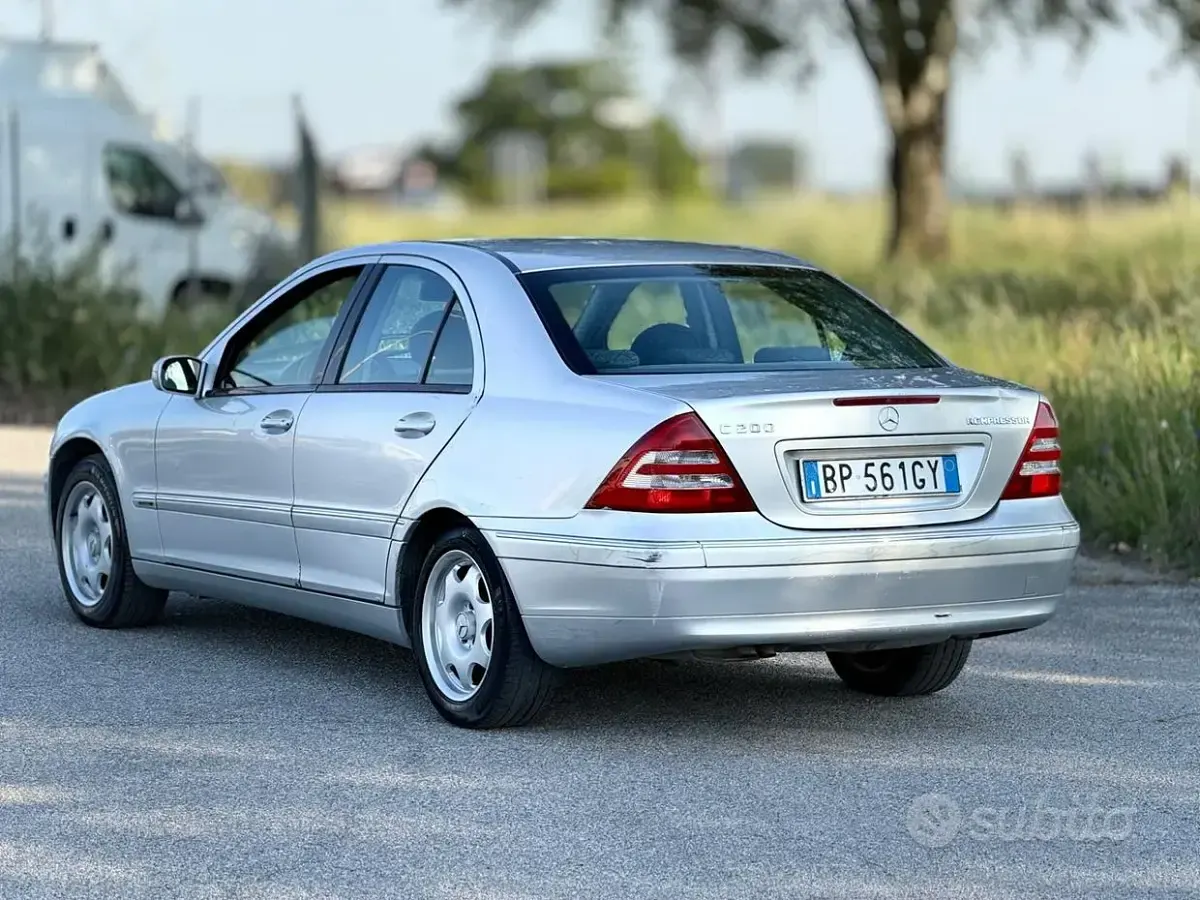 Usata Mercedes C200 163 CV (119 kW) 2000 Grigio Berlina