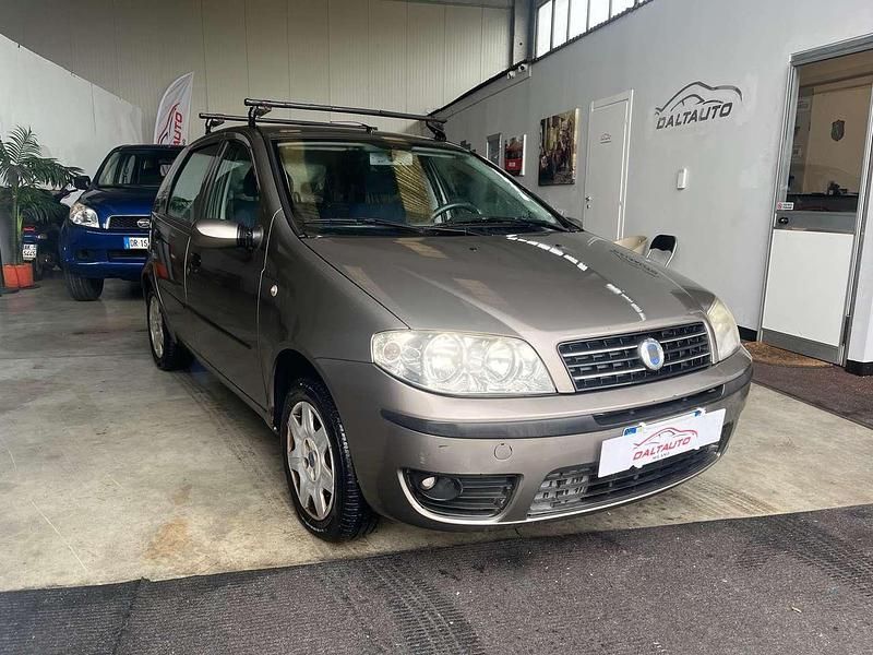 Usata Fiat Punto 60 CV (44 kW) 2006 Grigio scuro metallizzato Berlina