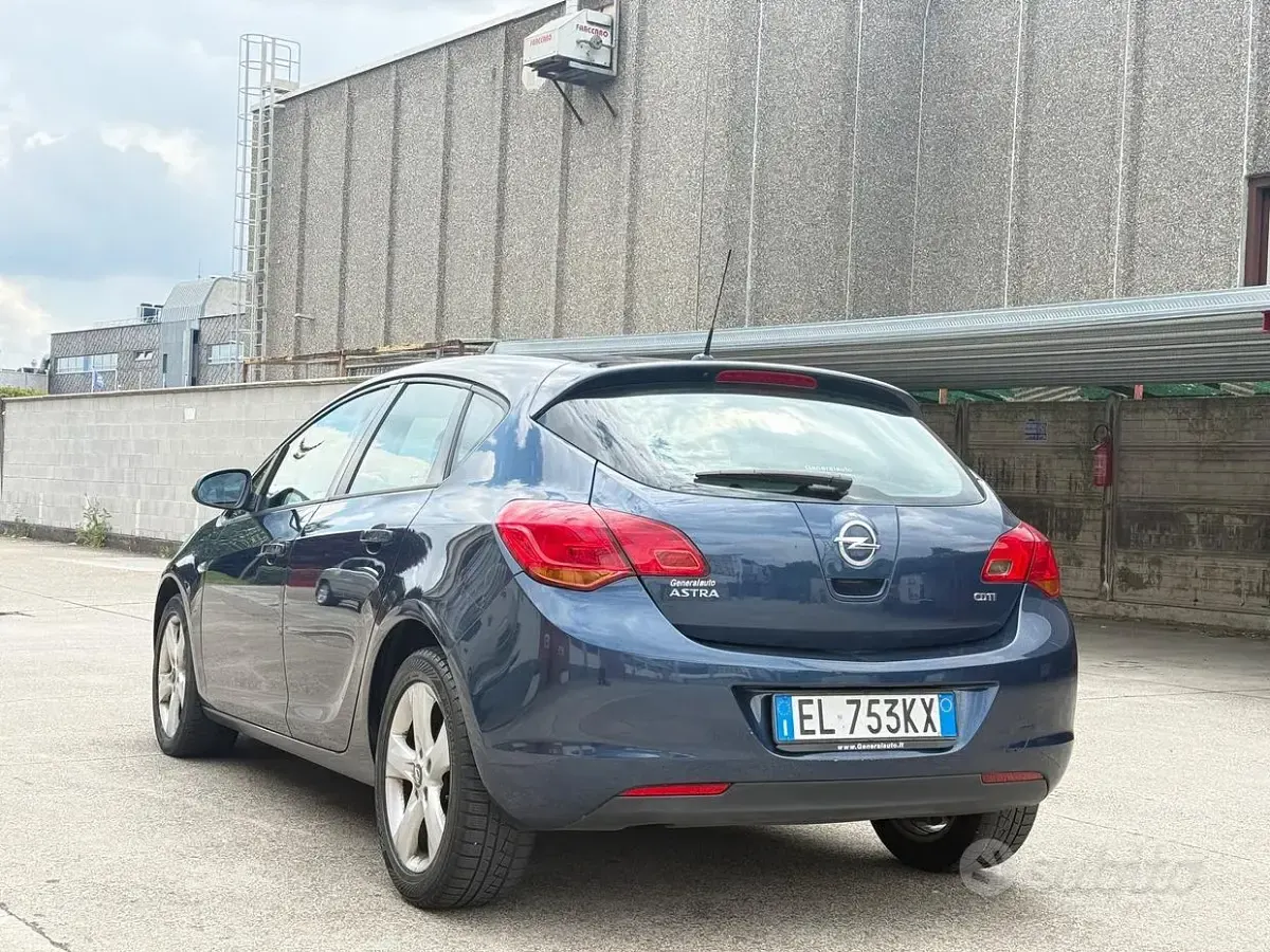 Usata Opel Astra Cosmo 110 CV (80 kW) 2012 Blu Berlina