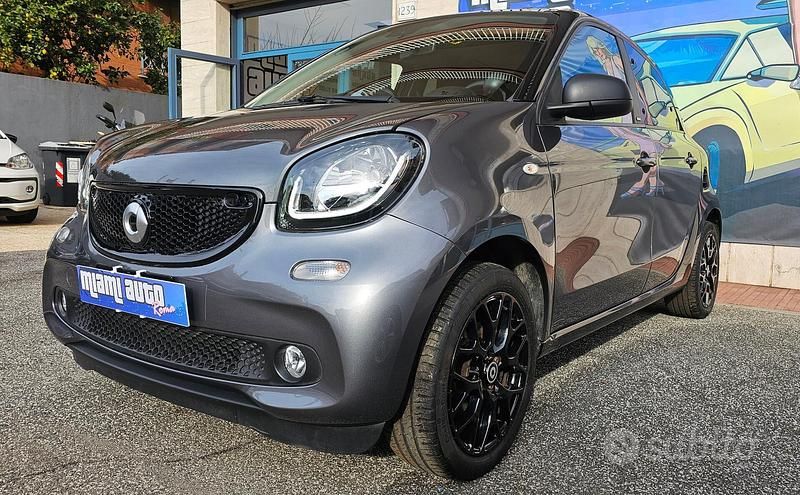 Usado Smart ForFour Passion 90 CV (66 kW) 2019 Gris Utilitario