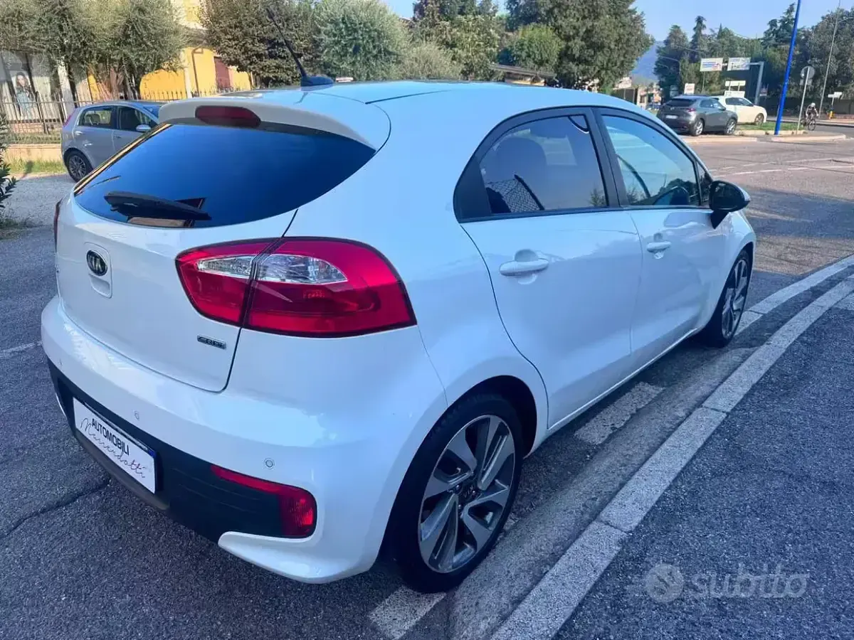 Usata Kia Rio 90 CV (66 kW) 2016 Bianco pastello Utilitaria