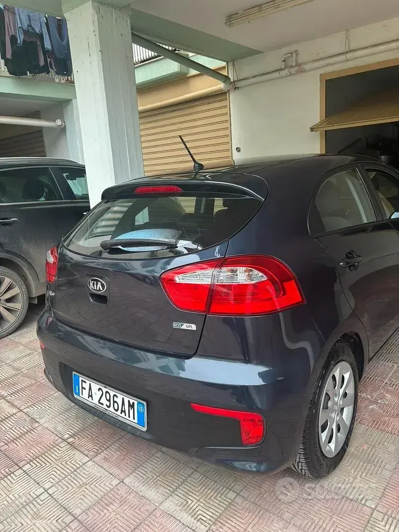 Usata Kia Rio 85 CV (62 kW) 2015 Blu Berlina