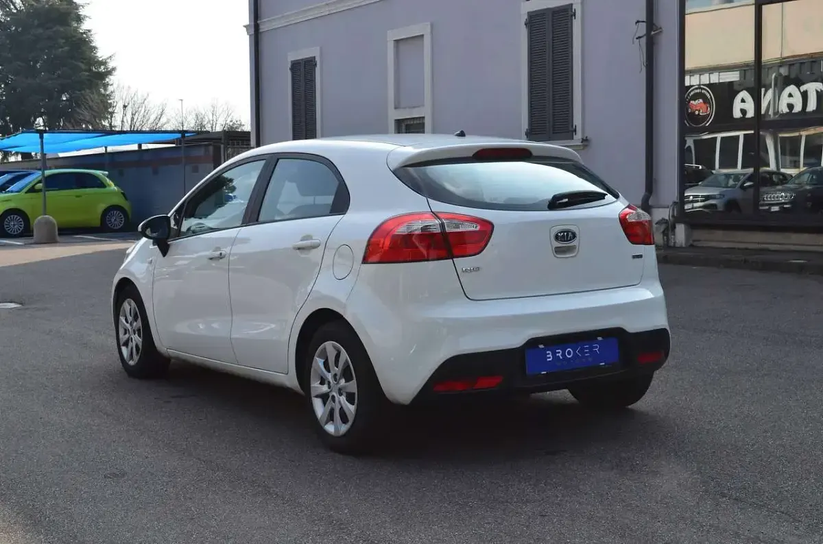 Usata Kia Rio 90 CV (66 kW) 2012 Bianco Berlina