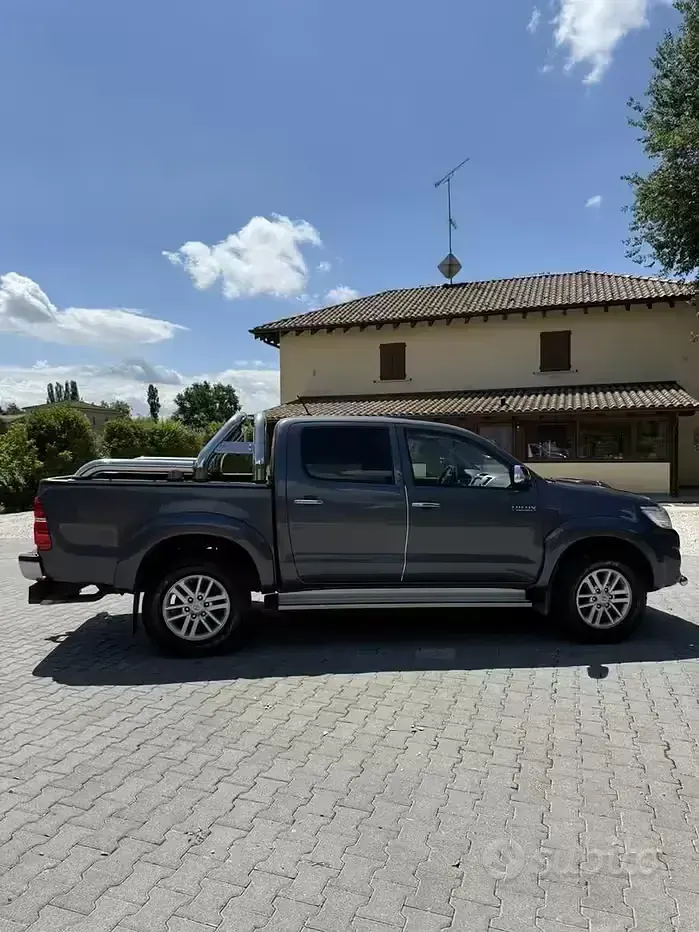 Usata Toyota HiLux 144 CV (105 kW) 2014 Grigio Pick-up