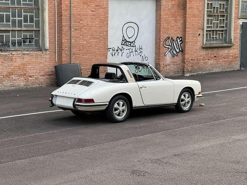 Usata Porsche 911 131 CV (96 kW) 1967 Light ivory Cabrio