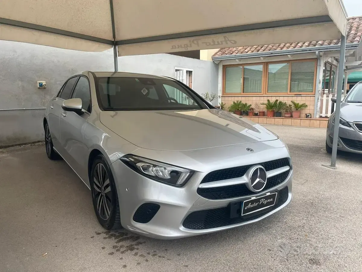 Usata Mercedes A180 Business 116 CV (85 kW) 2019 Grigio Berlina