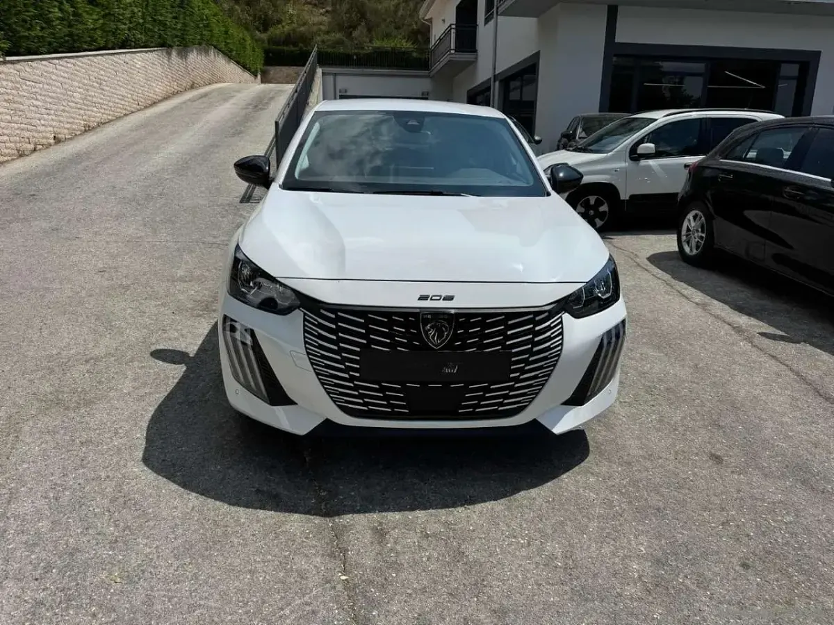 Usata Peugeot 208 Allure 101 CV (74 kW) 2025 Bianco Utilitaria