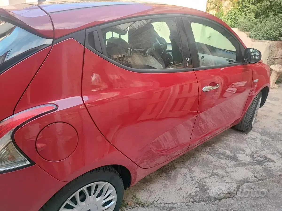Usata Lancia Ypsilon 85 CV (62 kW) 2015 Rosso Utilitaria
