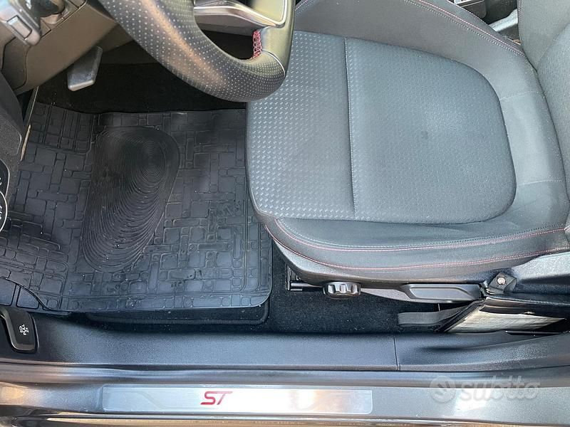 Usado Ford Focus ST-Line 120 HP (88 kW) 2018 Cinzento Sedan