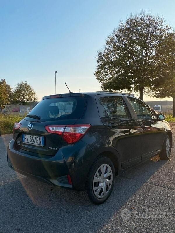 Usata Toyota Yaris Hybrid 111 CV (81 kW) 2019 Nero Berlina