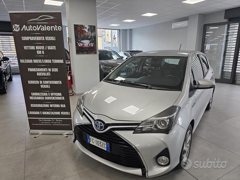 Grigio Usata 2016 Toyota Yaris Hybrid Style Tre volumi | 9500 € (Buon prezzo) - Immagine 1/4