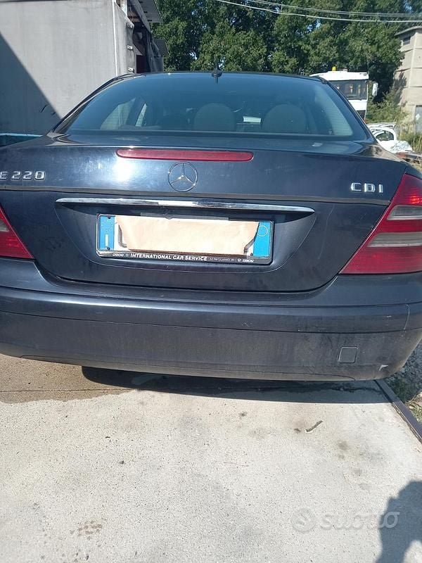 Usata Mercedes E220 150 CV (110 kW) 2003 Blu Berlina