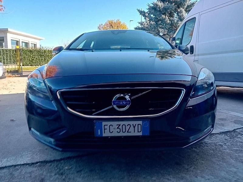 Blu/azzurro Usata 2016 Volvo V40 R-Design Momentum Tre volumi | 8100 € (Ottimo prezzo) - Immagine 1/4