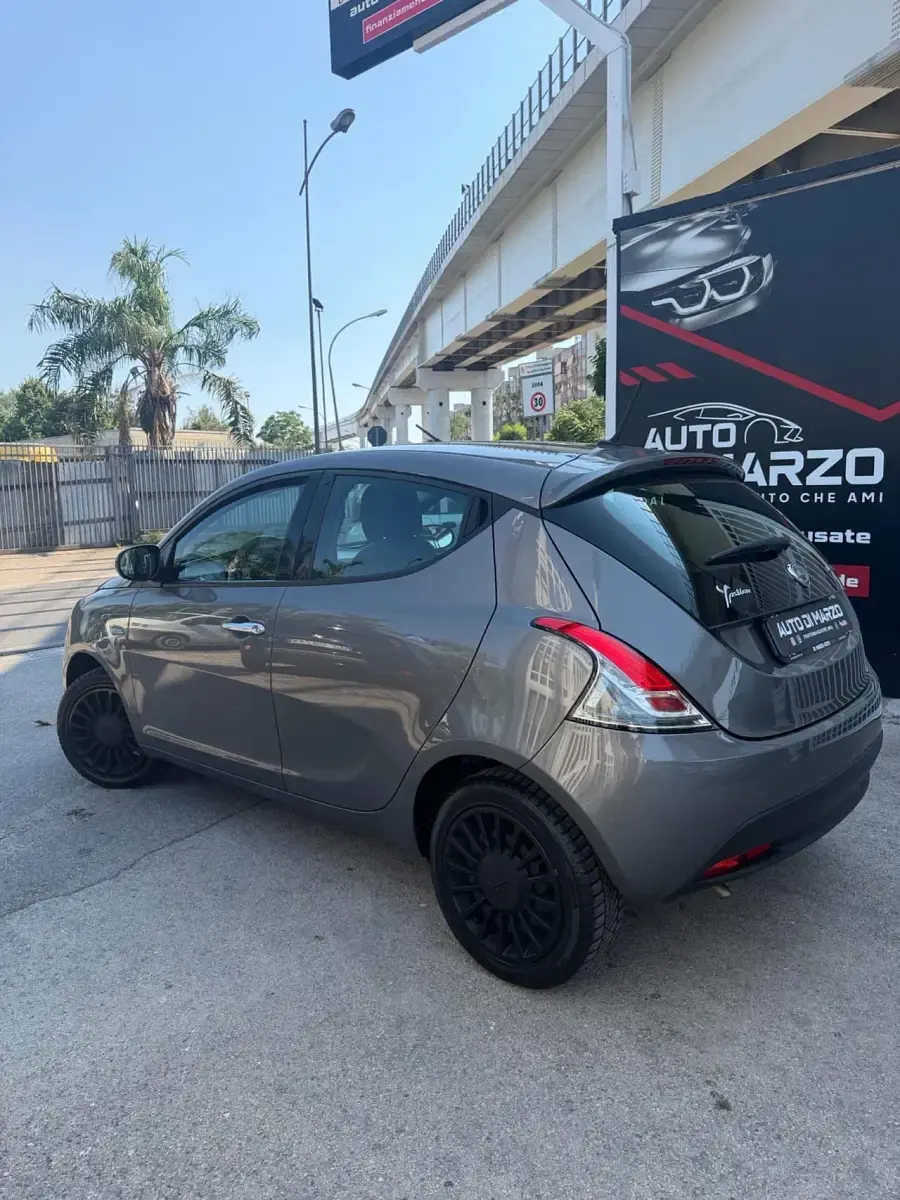 Usata Lancia Ypsilon Gold 69 CV (50 kW) 2022 Grigio Utilitaria