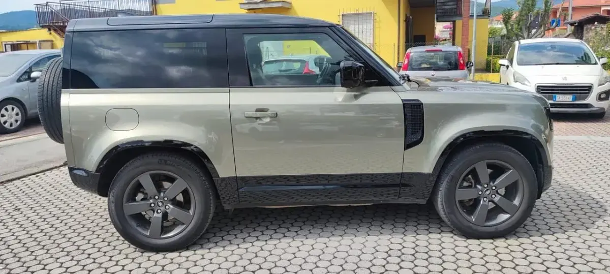 Usata Land Rover Defender SE Dynamic 249 CV (183 kW) 2022 Verde SUV