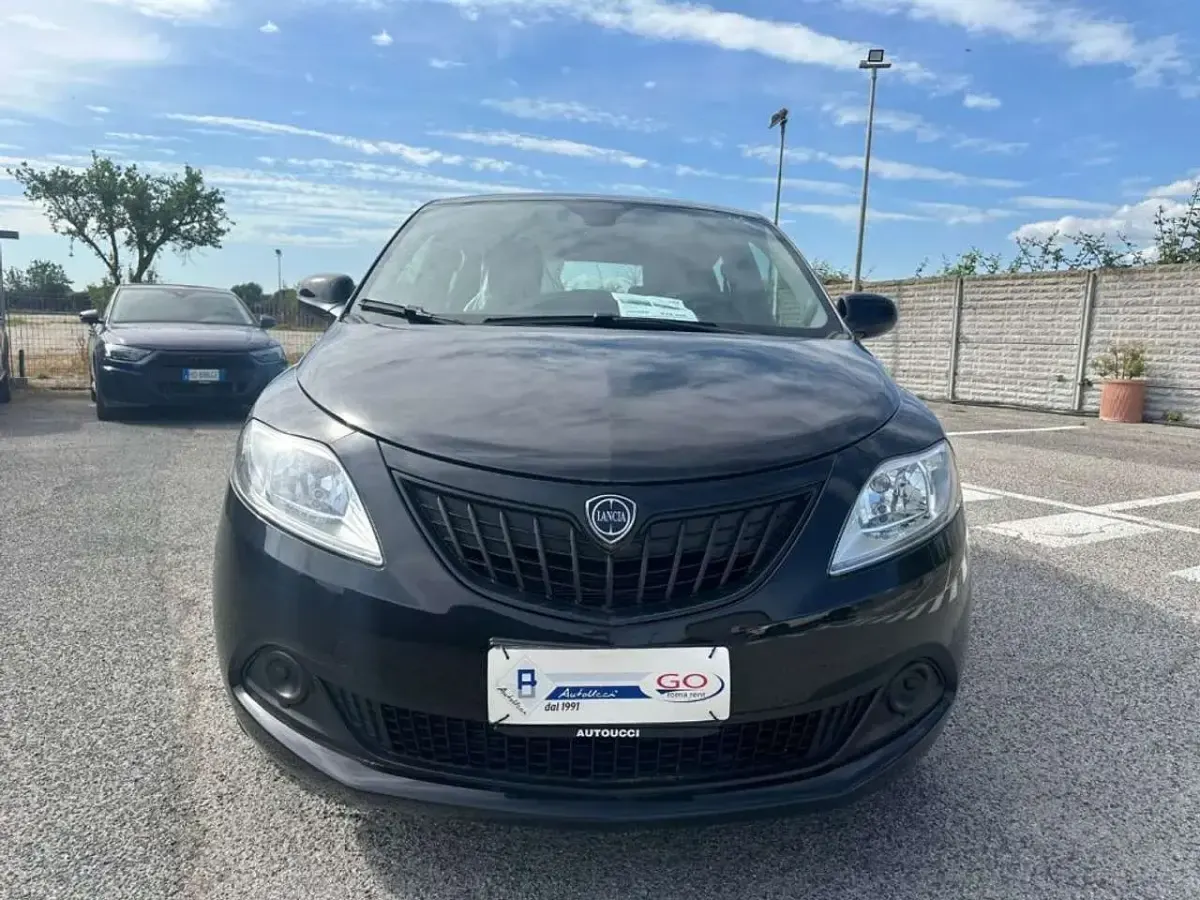 Usata Lancia Ypsilon Silver 69 CV (50 kW) 2024 Nero volcano Utilitaria