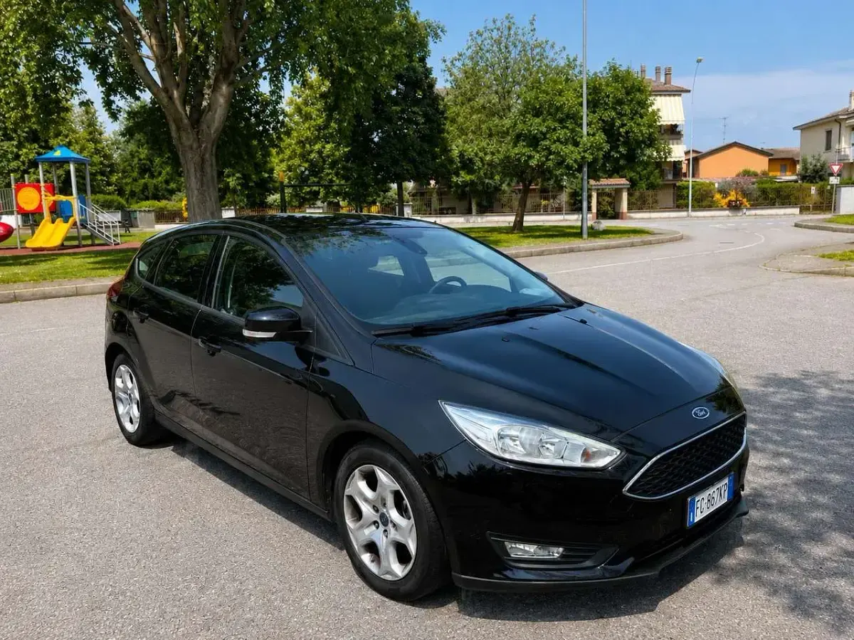 Käytetty Ford Focus S 101 HP (74 kW) 2016 Musta Sedan