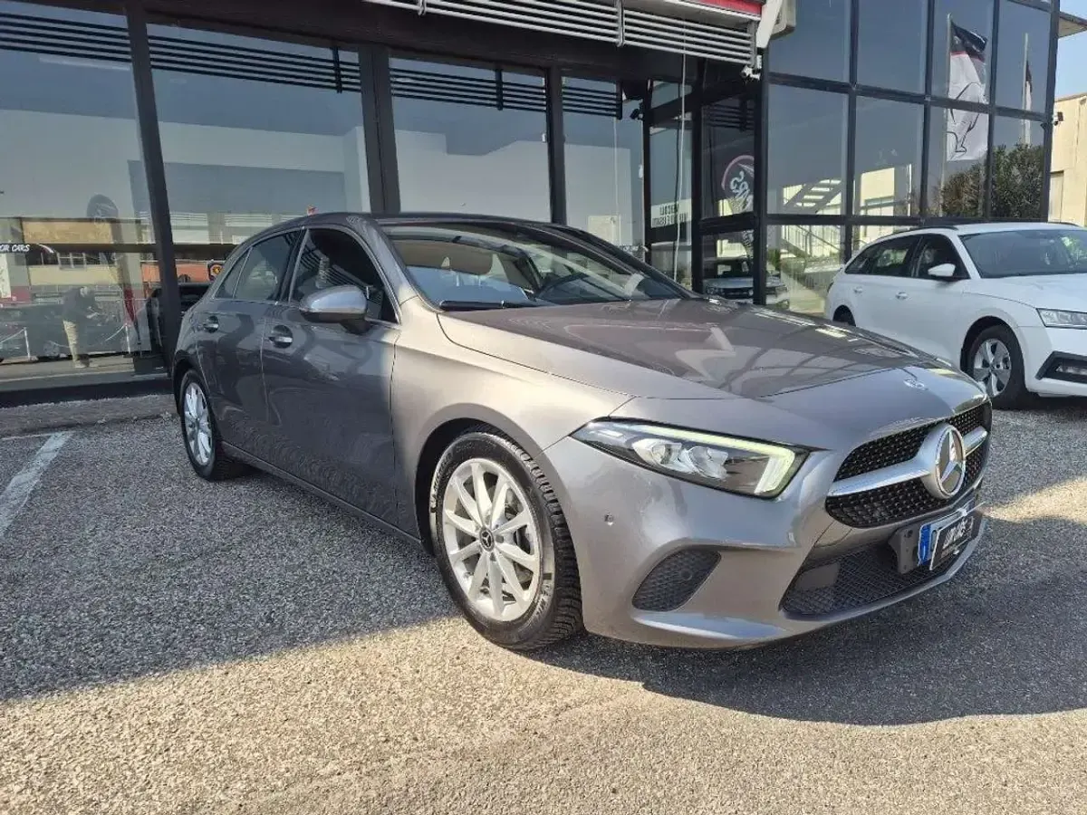 Usata Mercedes A180 Premium 116 CV (85 kW) 2020 Grigio Berlina