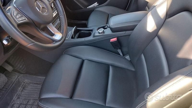 Usata Mercedes B180 110 CV (80 kW) 2018 Grigio Monovolume