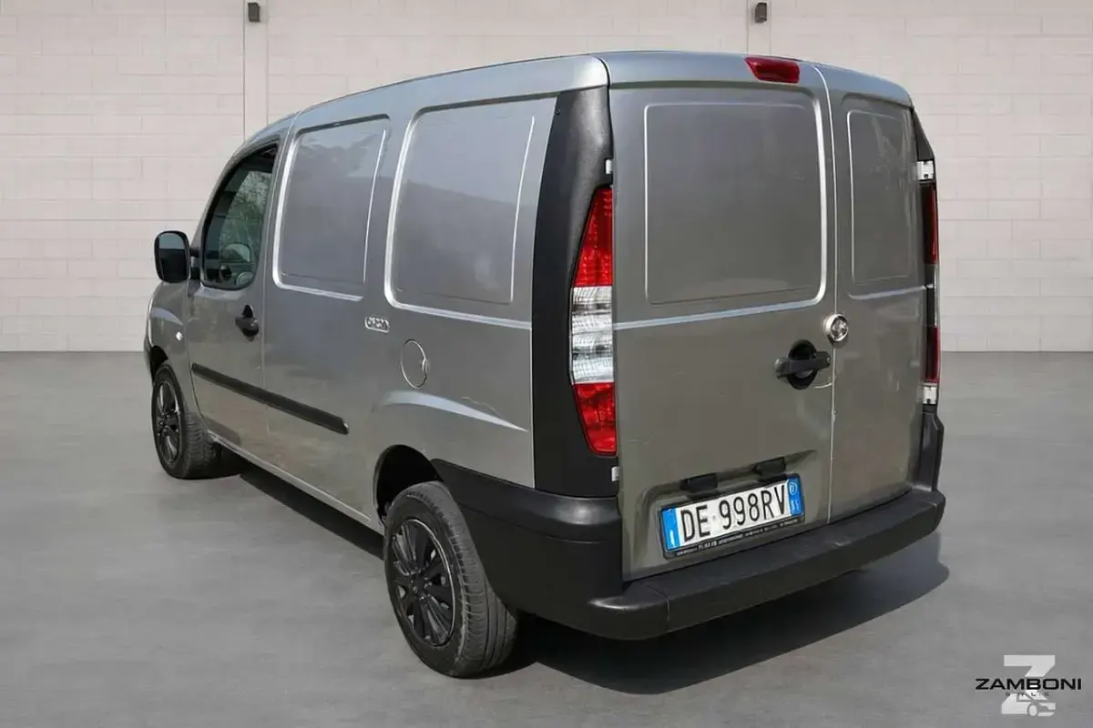 Usata Fiat Doblò 69 CV (50 kW) 2007 Grigio Monovolume