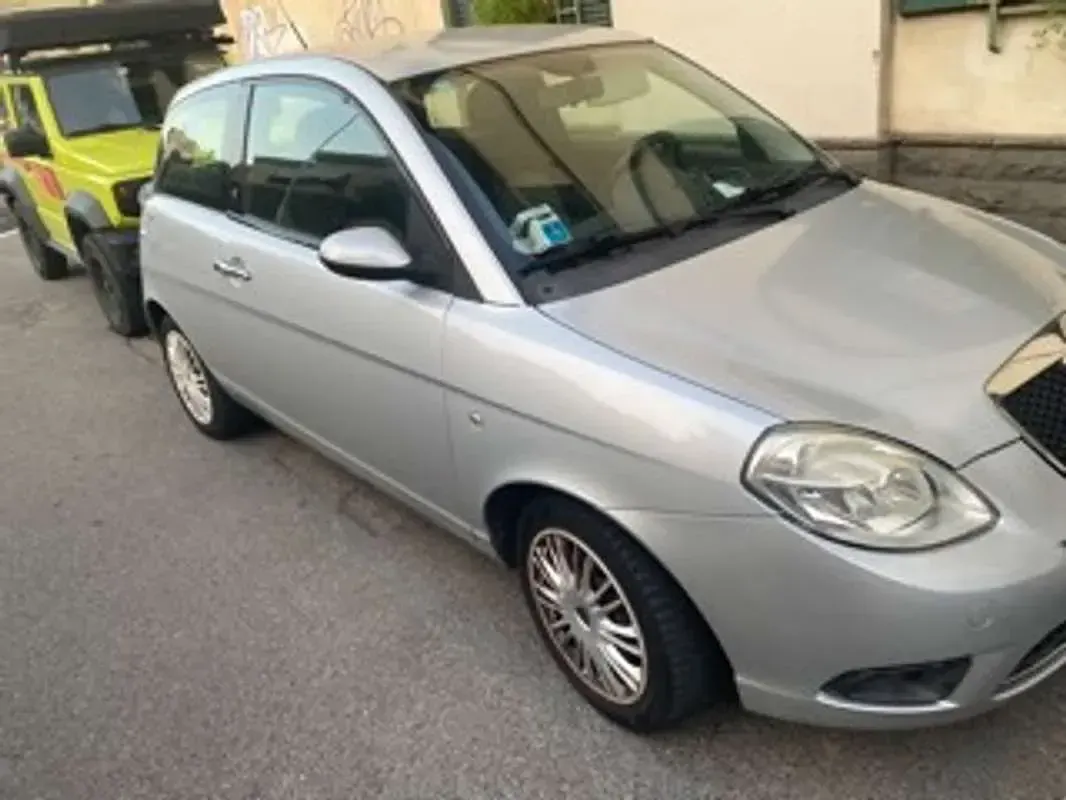Usata Lancia Ypsilon 60 CV (44 kW) 2008 Argento Utilitaria