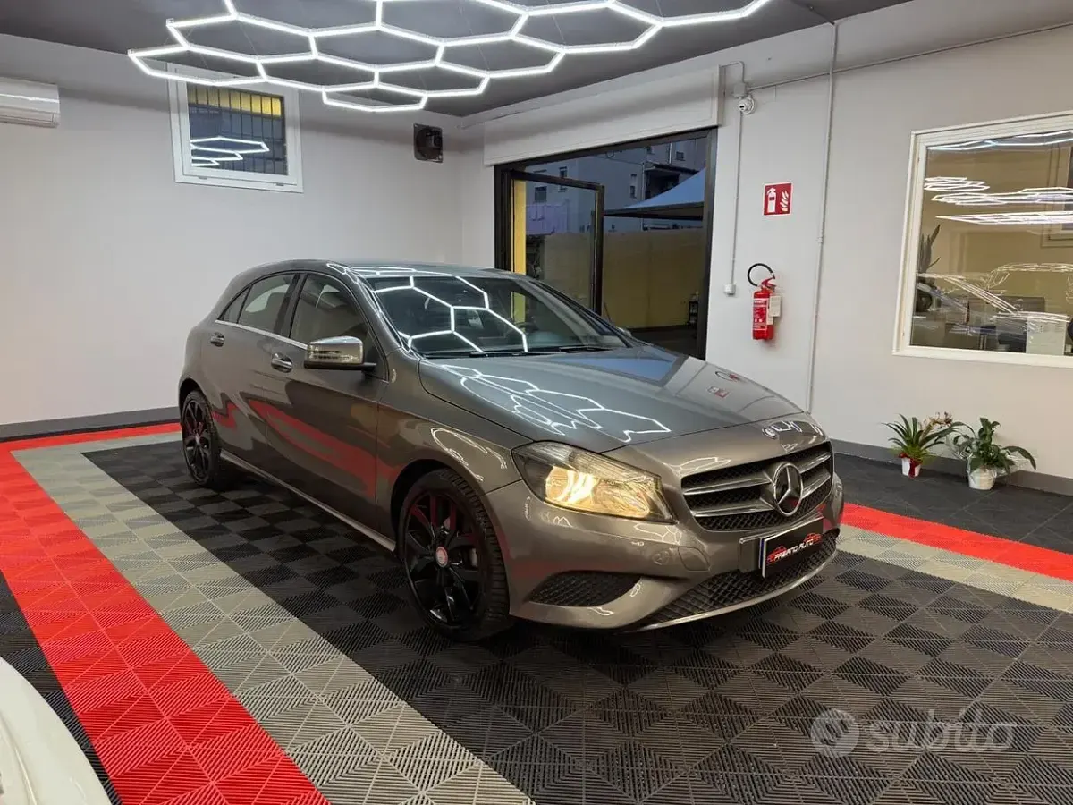 Usata Mercedes A180 109 CV (80 kW) 2013 Grigio Berlina