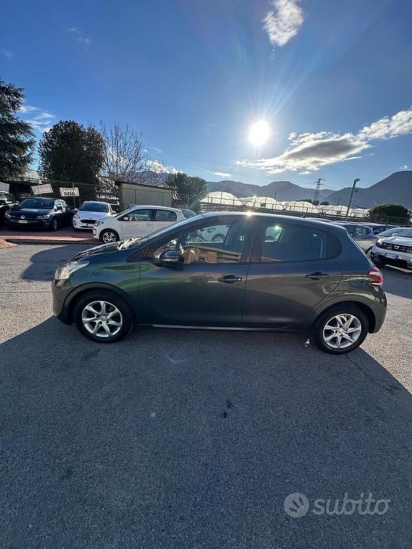 Usata Peugeot 208 Active 68 CV (50 kW) 2012 Grigio Utilitaria
