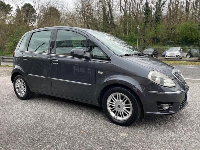 Usata Lancia Musa Platinum 95 CV (69 kW) 2011 Grigio Monovolume