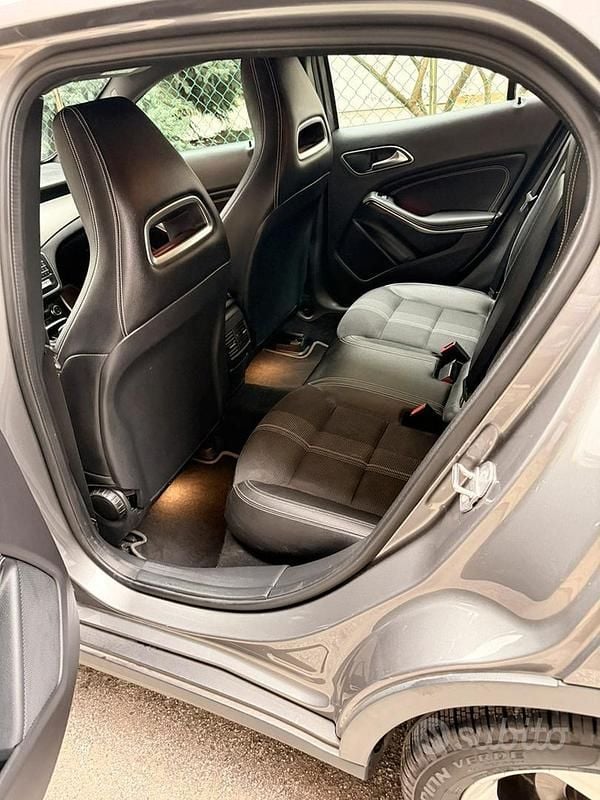 Usata Mercedes GLA180 122 CV (89 kW) 2019 Grigio SUV