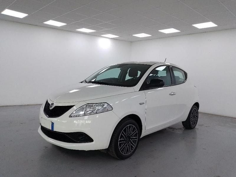 Usata Lancia Ypsilon Gold 69 CV (50 kW) 2020 Bianco Utilitaria